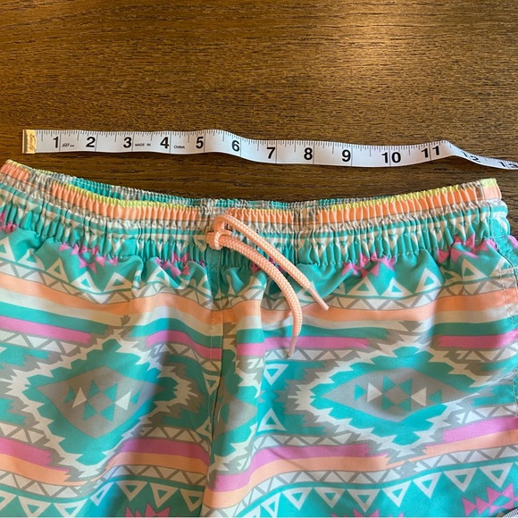 Chubbies The En Fuegos 4.5” Lined Classic Swim Trunk size M Aztec Geometric - Picture 6 of 9